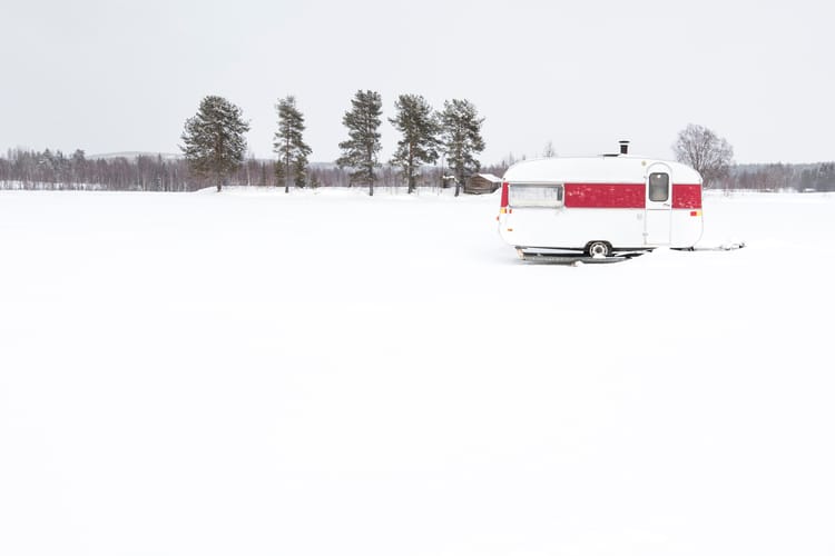 white-and-red-old-holiday-ice-fishing-retro-carava-2026-03-19-06-36-36-utc